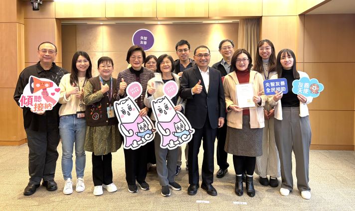 《圖說》新北失智友善與婦女藥癮服務雙獲SNQ標章肯定,市府團隊公私協力,共織健康守護網,衛生局長陳潤秋〈右四〉、長照處長林惠萍〈右二〉、社會局長李美珍〈左四〉於市政會議獻獎。〈衛生局提供〉