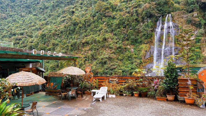 《圖說》烏來風景區有溫泉、瀑布和泰雅族文化,春節假期不妨來趟身心舒暢的山林療癒之旅,還能逛老街、搭台車,感受大自然的療癒與原民風情。〈觀旅局提供〉