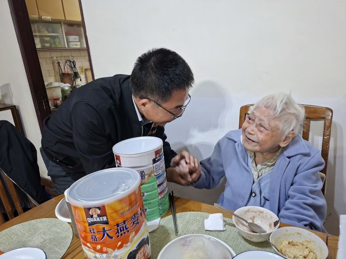 《圖說》102歲的解奶奶年輕時隻身隨軍來臺,歷經動盪歲月,以堅毅與智慧撐起家庭,左為黃信仁處長。〈台北市榮服處提供〉
