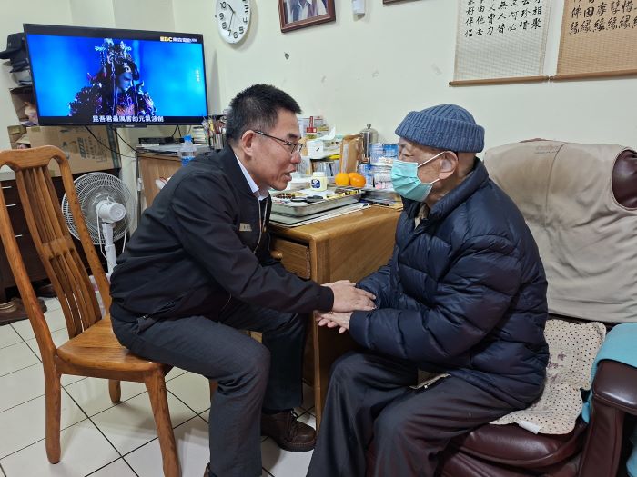 《圖說》100歲的彭爺爺仍保持良好精神狀態。〈台北市榮服處提供〉