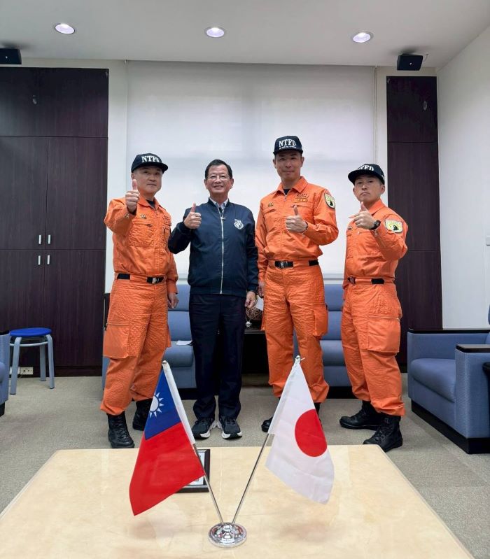 《圖說》東京消防廳教官〈左起〉木之元謙一郎、新北消防局長陳崇岳、東京消防廳教官:梅澤真一、松本壯史。〈消防局提供〉