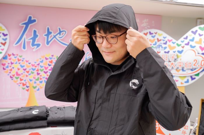 《圖說》鍇睿國際數位捐贈的電競外套設計非常具有現代感，有隱藏式深口袋，防風防雨又保暖，年輕人穿著有活力，長輩穿起來也更帥氣。〈社會局提供〉