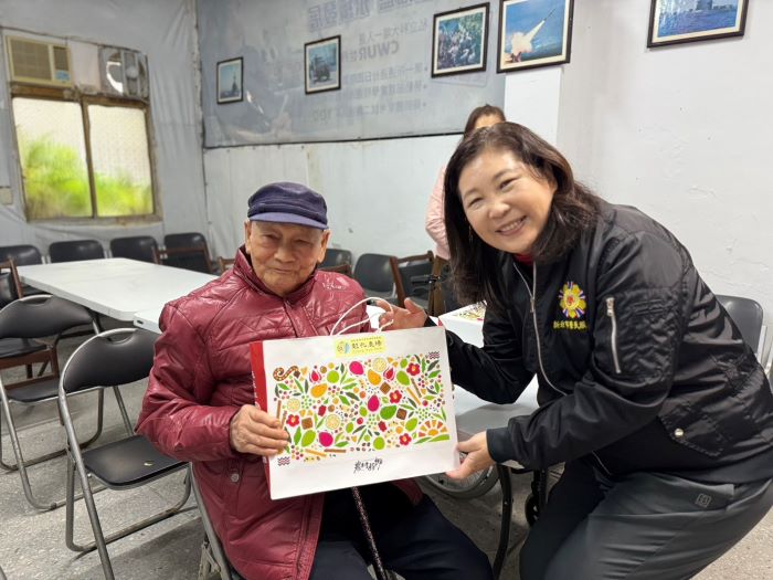 《圖說》吳曉慧總幹事(右) 關懷土城居安一莊退舍長輩，退舍會長曹福田伯伯非常開心，感謝國防部及輔導會的關心與祝福。〈新北榮服處提供〉