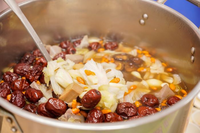 《圖說》捐贈會場用藥膳包加入紅棗、枸杞及高麗菜等燉煮,一時香味四溢。〈社會局提供〉