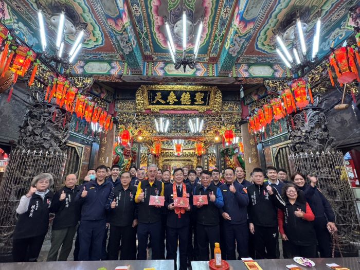 《圖說》板橋分局長彭正中於慈惠宮參拜,誠心祝禱治安穩定、民眾生活平安順遂。〈板橋分局提供〉