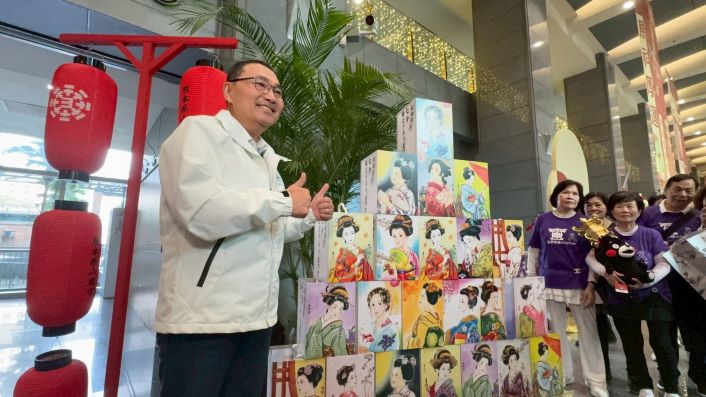 《圖說》侯友宜市長與主題燈區展物。〈民政局提供〉