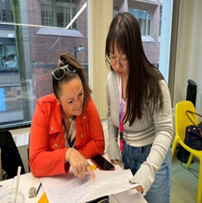 《圖說》應用外語系黃羽慈同學於海外實習期間協助課堂教學,支援教師課程設計與教學活動,展現專業學習態度與語言實務能力。〈龍華科大提供〉