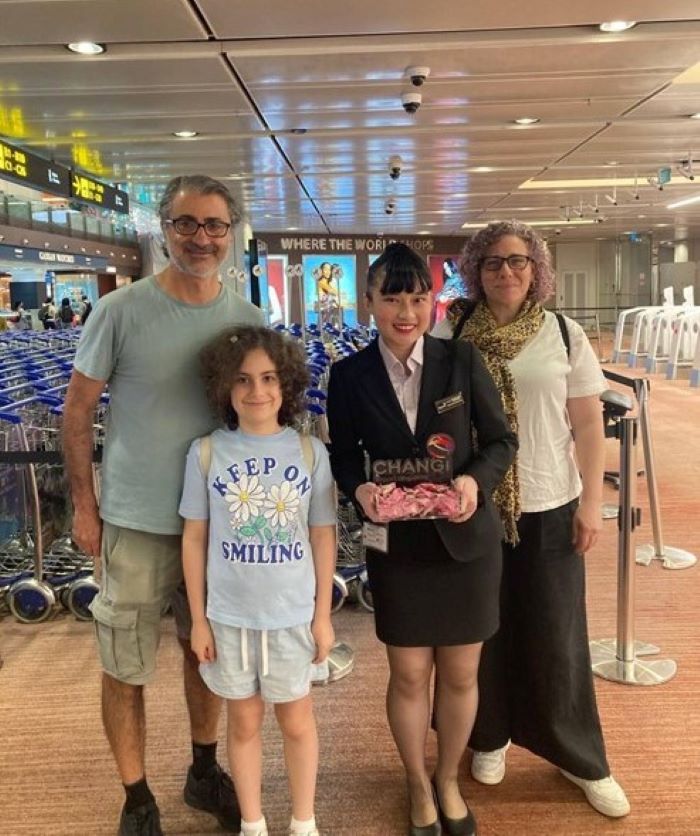 《圖說》應用外語系林芷瑄同學於海外實習期間與旅客合影,展現服務精神與跨文化溝通能力。〈龍華科大提供〉