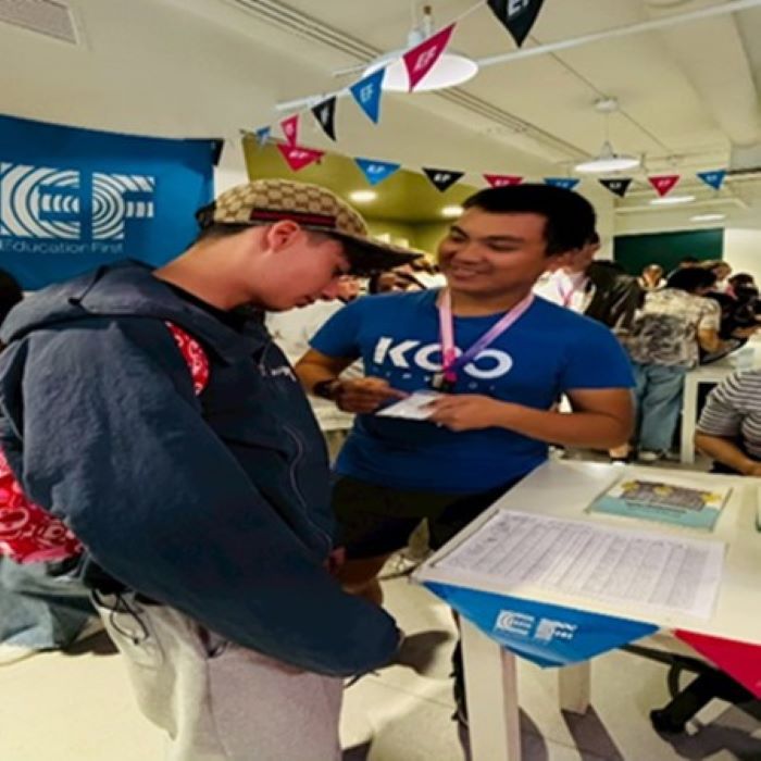 《圖說》觀光休閒系莫敵同學於海外實習期間協助校外活動推廣與安全維護,並以英文進行行程與注意事項說明,提升口語表達與臨場應變能力。〈龍華科大提供〉