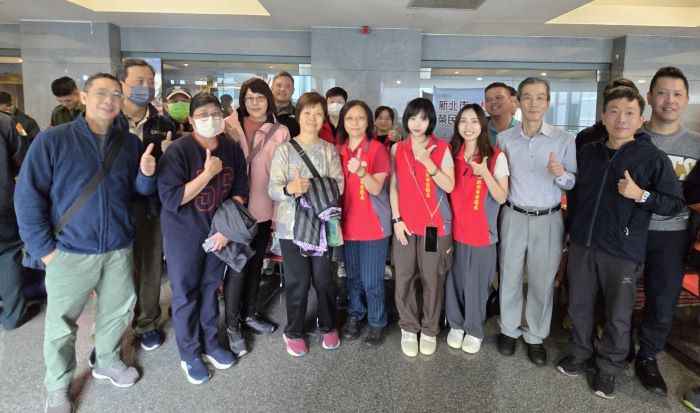 《圖說》新北市榮服處服務組組長王玟琳(中)到場鼓勵同仁,並與工作人員及求職退伍官兵合影。〈新北榮服處提供〉