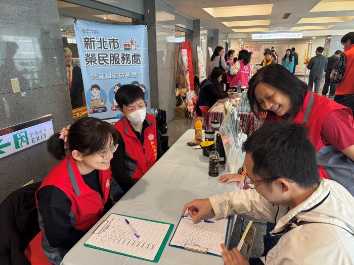 《圖說》新北市榮服處就業站團隊於暖冬就博會現場設置服務台,提供退除役官兵(眷)一對一就業諮詢與職缺媒合,現場洽詢踴躍、互動熱絡。〈新北榮服處提供〉
