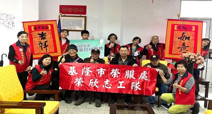 《圖說》基隆市榮服處長方正(前排右3)率服務團隊及仁安區榮欣志工前往暖暖祥和山莊關懷榮民眷、致贈春節慰問品。〈基隆榮服處提供〉