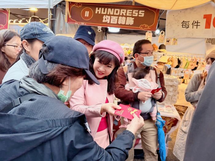 《圖說》經發局長盛筱蓉與現場民眾一起迎接新年,並發放新北市「馬祥厚運」的福袋予民眾。〈經發局提供〉