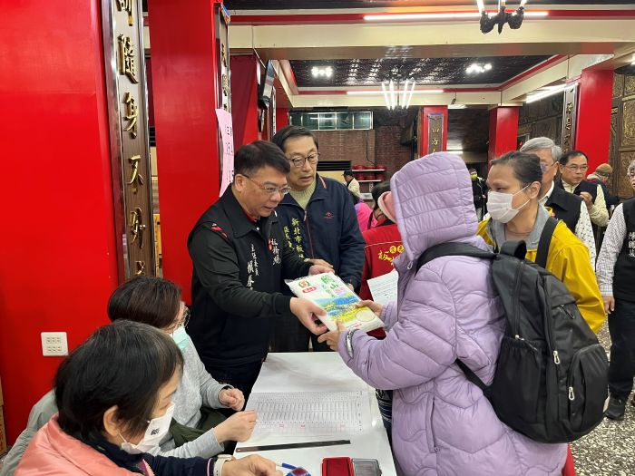 《圖說》慈惠宮發放現場情形。〈板橋公所提供〉