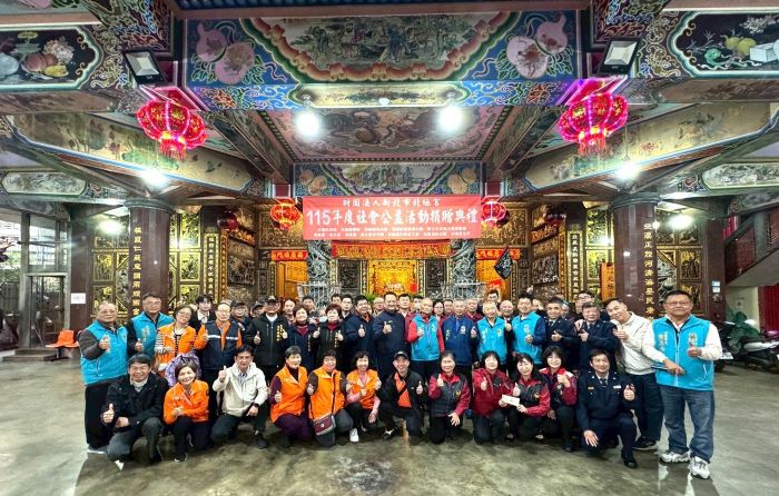 《圖說》板橋分局、北極宮「寒冬送暖-警民同心」公益活動合影。〈板橋分局提供〉