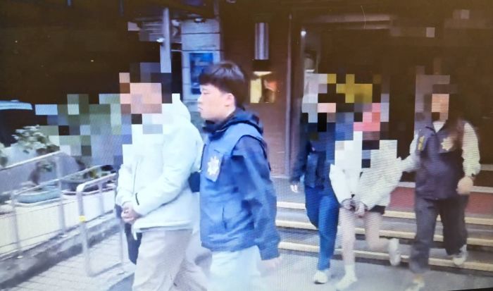 《圖說》負責人、工作人員及賭客依賭博罪嫌移送法辦。〈永和分局提供〉