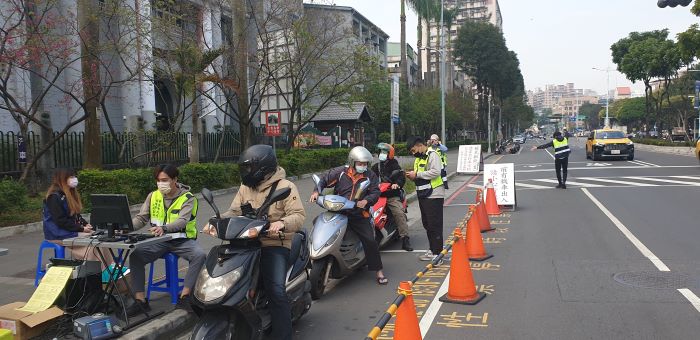 《圖說》機車路邊攔查。〈環保局提供〉