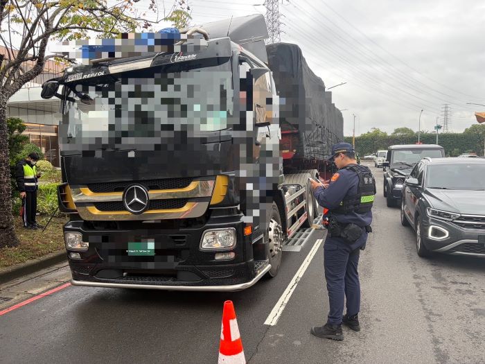 《圖說》中和警淨化春節期間前交通環境，針對大型車違規時段及路段強勢攔查取締超載等交通違規情事。〈中和分局提供〉
