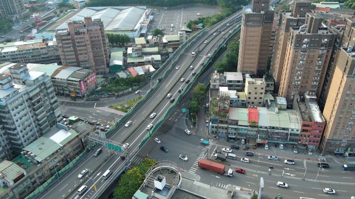 《圖說》農曆春節將至，為讓市民安心過好年，土城警全面啟動春節交通疏導計畫，今年疏導措施再升級，導入「空拍機」執行高空觀測。〈土城分局提供〉