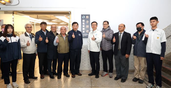 《圖說》淡水商工「整合創造機電實驗盒」雙美未計畫改造實習工場獲得德國iF設計獎肯定，右五教育局長張明文。〈教育局提供〉