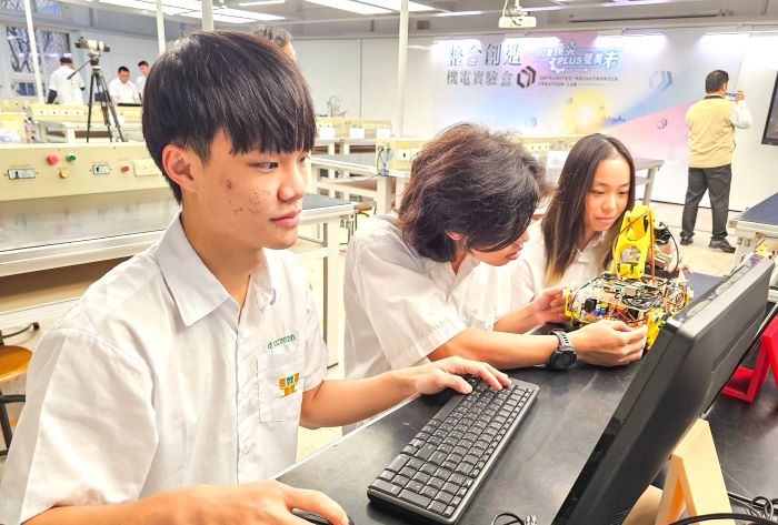 《圖說》淡水商工同學正在進行機電整合的專題實作。〈教育局提供〉
