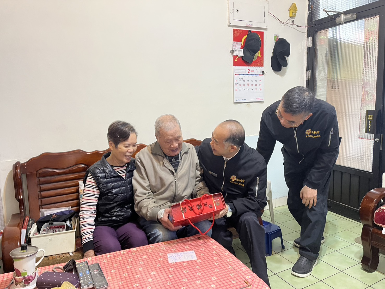 《圖說》102歲李玉德爺爺精神矍鑠,展現健康長壽的典範。〈臺北市榮服處提供〉