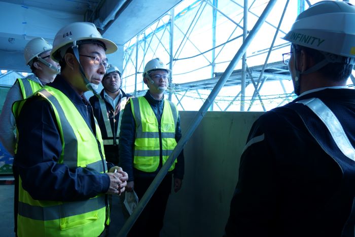 《圖說》新北市交通局副局長曾招雄前往視察長安立體停車場工程，特別提醒施工單位注意外牆鷹架務必牢固。〈交通局提供〉