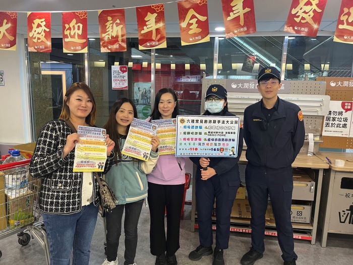 《圖說》中和警「機動派出所」,讓警察服務更貼近民眾。〈中和分局提供〉