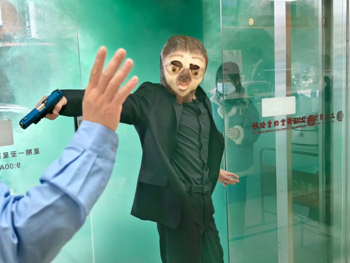 《圖說》三重警結合今年最流行之熱門角色「樹懶Flash」舉辦防搶演練及防詐宣導,過程逼真。〈三重分局提供〉