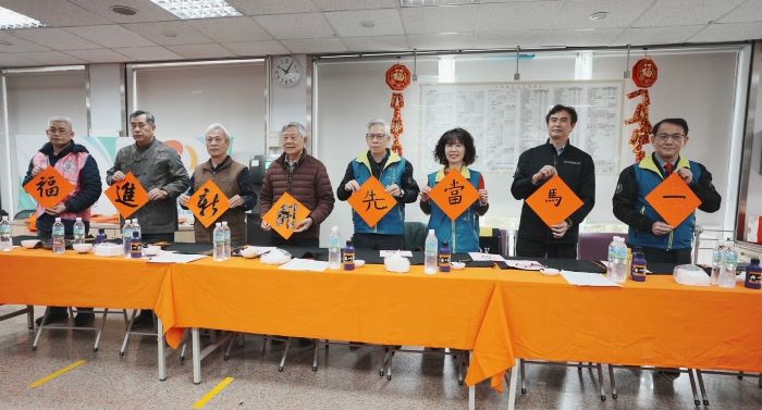 《圖說》名書法家吳聰文、曾鉅峯、郭金堂、北西區處長徐進福、工會代表、同仁一同運筆寫下「一馬當先 開新進福」春聯，熱鬧展開贈聯活動。〈台電北西區處提供〉