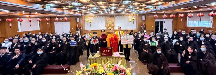 《圖說》佛光山永和學舍「戶外聯合勤教暨反詐騙宣導活動」合影。〈永和分局提供〉