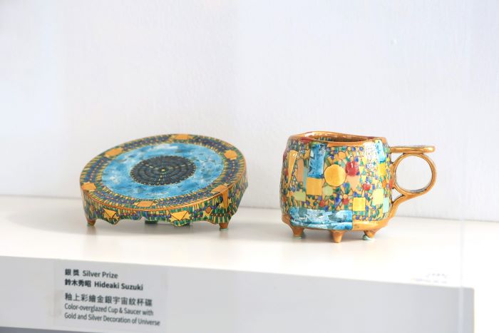 《圖說》「銀獎」鈴木秀昭(Hideaki Suzuki)《釉上彩繪金銀宇宙紋杯碟》。〈陶博館提供〉