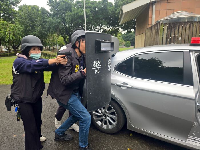《圖說》演練過程逼真震撼，充分呈現警方應對各種緊急狀況的專業與效率。〈板橋分局提供〉
