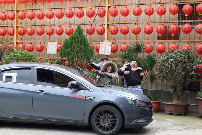 《圖說》網紅在廟宇參拜，突遭歹徒挾持，緊湊逼真。〈新莊分局提供〉