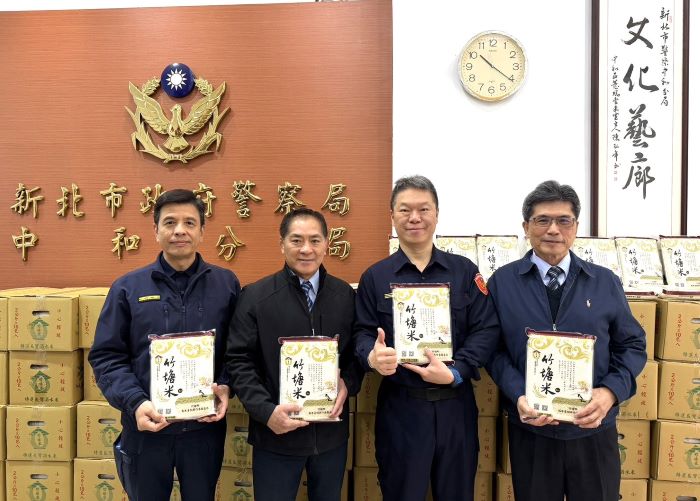 《圖說》中和分局長陳宇桓〈右二〉與中和地區農會由理事長呂弈陞等人合影。〈中和分局提供〉