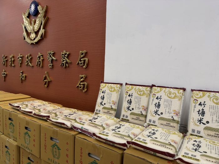 《圖說》中和地區農會致贈中和員警精美慰問品、加油打氣。〈中和分局提供〉