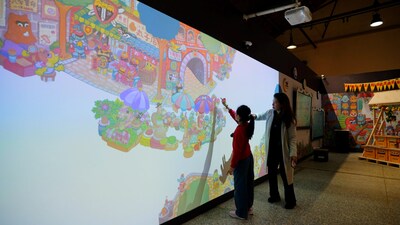 於《蛋蛋怪盜來了！》互動展中，ViewSonic投影技術將繪本場景延伸至展覽空間，透過大幅影像呈現，打造親子可共同參與的沉浸式互動體驗。