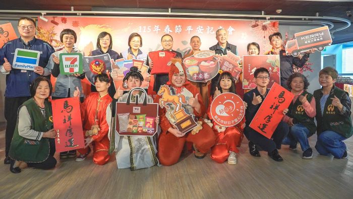 《圖說》新北春節平安服務啟動，備妥平安袋、平安箱，並結合100間宮廟寺院提供「平安餐」及四大超商「幸福保衛站」服務，提供有急難需求的民眾過好年。〈社會局提供〉