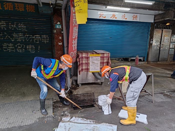 《圖說》清潔隊員於市場周遭側溝清淤，維護環境整潔與水溝暢通。〈環保局提供〉