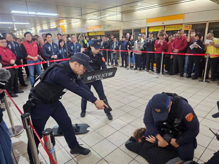 《圖說》雙北市「多名歹徒跨縣市、多車站進行危安攻擊」實兵演練。〈新北市府提供〉