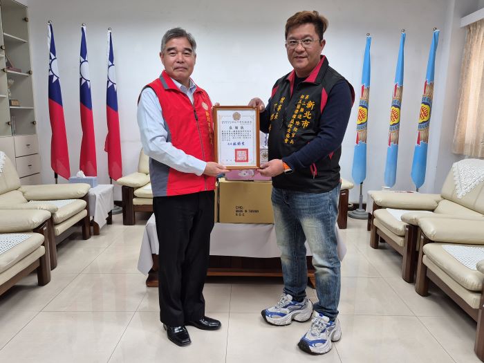 《圖說》林振生處長(左)致贈感謝狀。〈新北榮服處提供〉