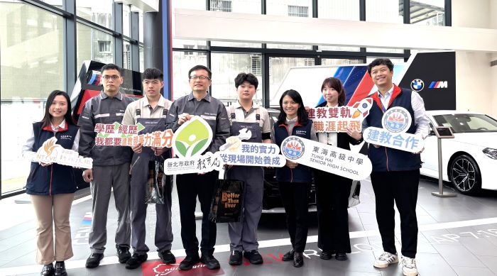 《圖說》張明文局長〈左四〉赴BMW探訪東海高中建教合作學生。〈教育局提供〉