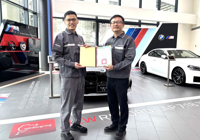 《圖說》張明文局長致贈感謝狀感謝廠家協助培育優秀人才。〈教育局提供〉