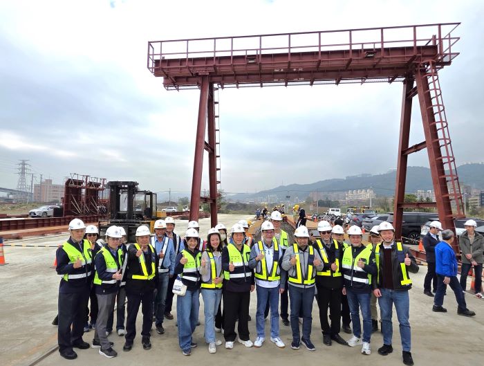 《圖說》侯友宜勉勵施工團隊確保施工品質繼續努力。〈地政局提供〉