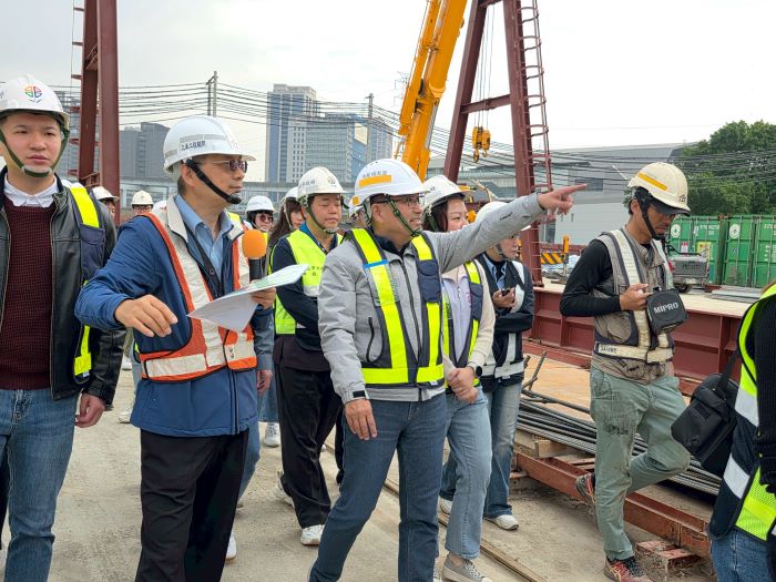 《圖說》侯友宜聆聽施工團隊解說。〈地政局提供〉