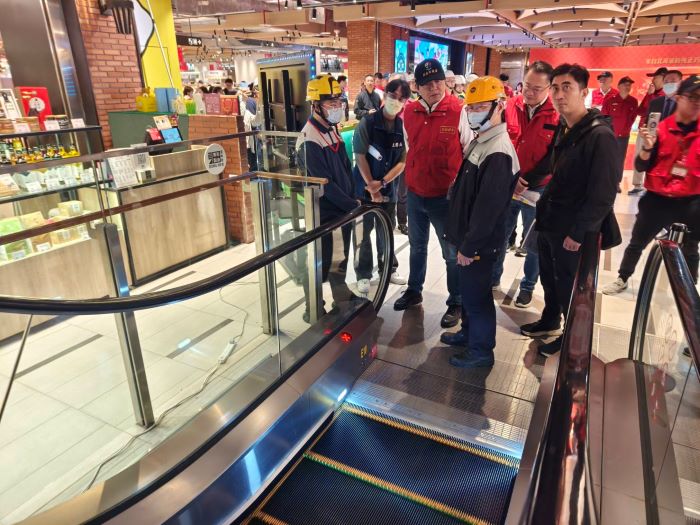 《圖說》聯合稽查重點項目--安全梯、手扶梯。〈消防局提供〉