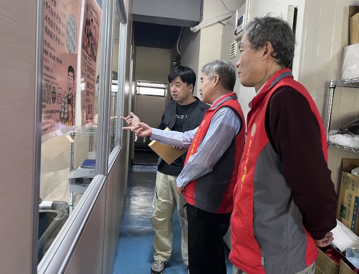 《圖說》林振生處長(中)聆聽解說，了解製程與作業細節。〈新北榮服處提供〉