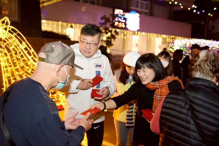 《圖說》永和區長周慶珍發放市長創意福袋發放。〈永和區公所提供〉