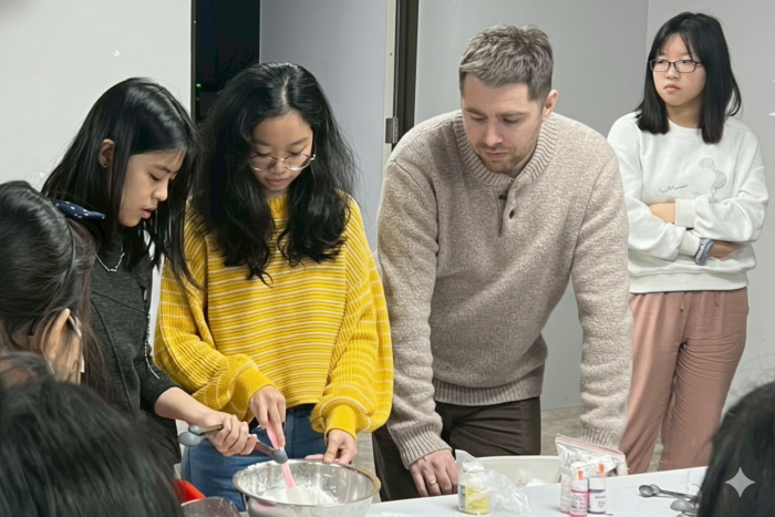 《圖說》中和高中外師結合烹飪與行銷，啟發高中生多樣學習。〈教育局提供〉