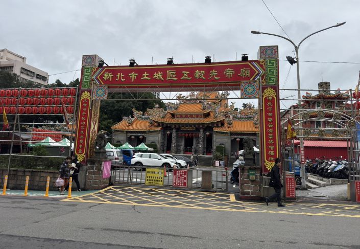 《圖說》五穀先帝廟廣場和平市場周邊開放時間2月9 至15日，採「機動彈性制」，視廟方前方空地狀況開放停車。〈土城分局提供〉